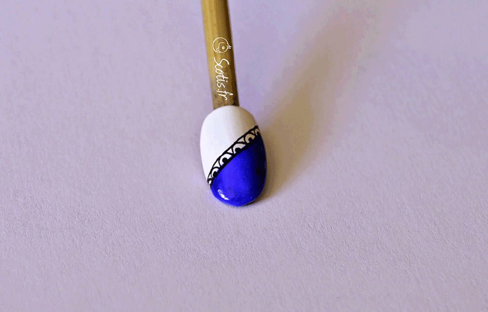 Nail art bleu et blanc avec motif imitant la dentelle