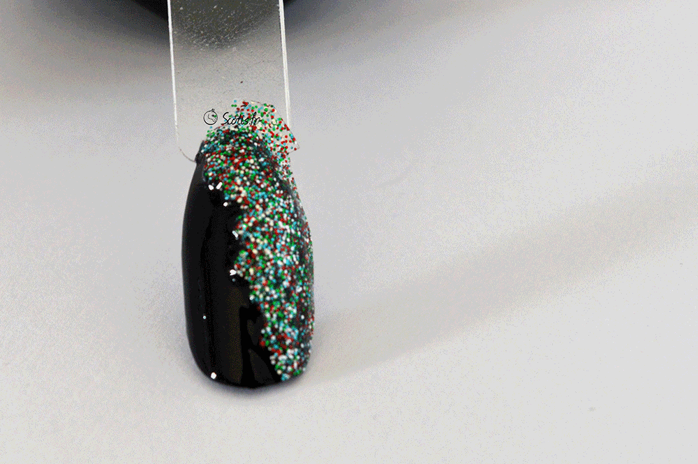 Nail art réalisé par Scotis sur une base noire avec foultitude de paillettes colorés