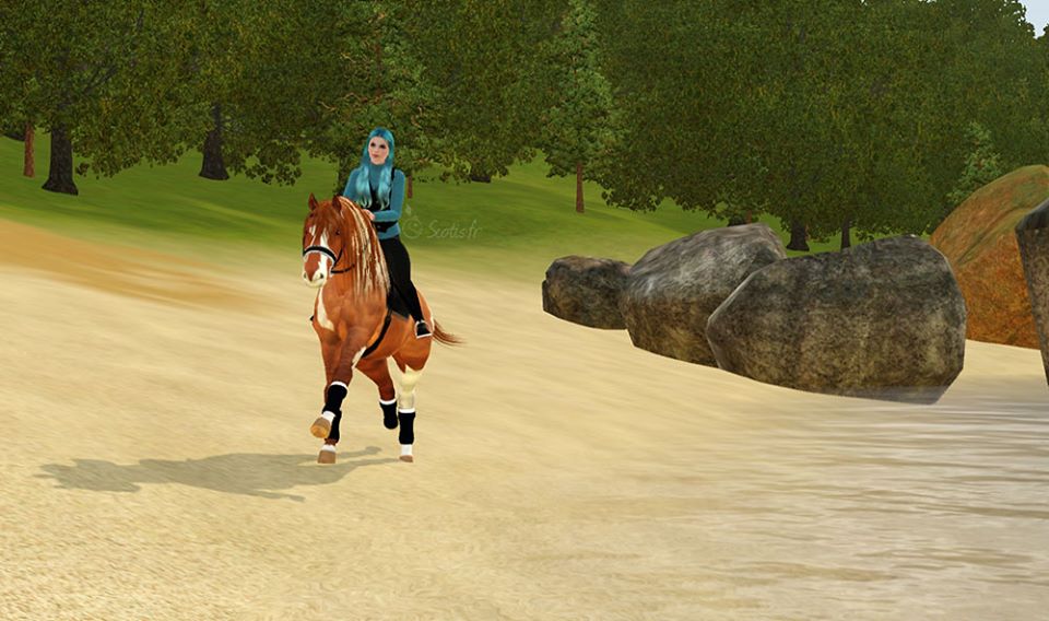 Screenshots Sims 3 : galop sur la plage avec une jument alezan pie.