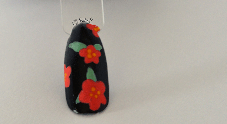 Nail art moyennement simple avec fonds noirs et fleurs rouges