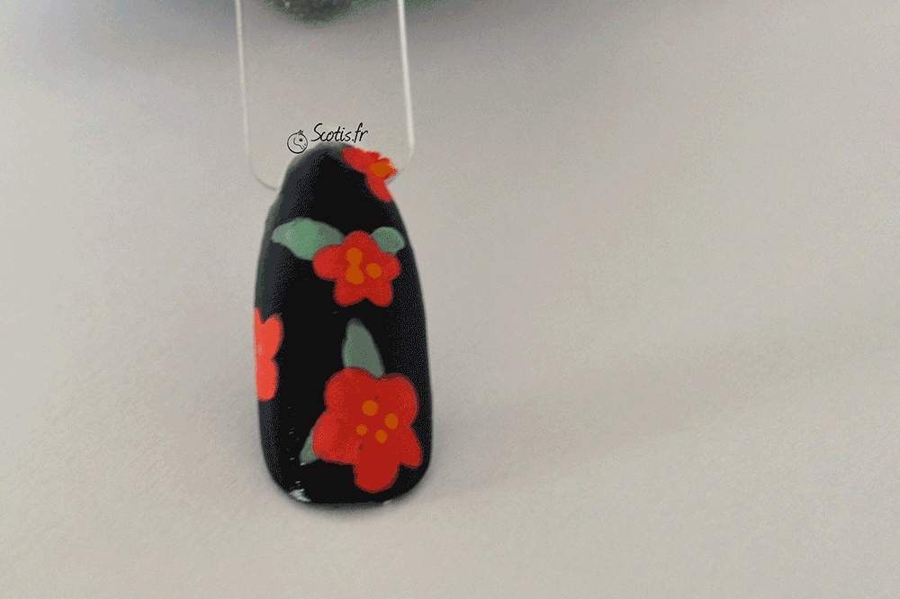 Nail art moyennement simple avec fonds noirs et fleurs rouges