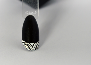 Nail art noire avec french blanche et détail géométrique dedans