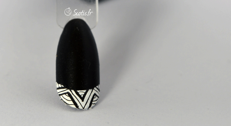 Nail art noire avec french blanche et détail géométrique dedans
